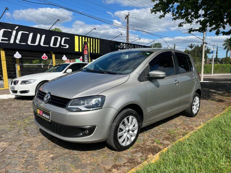 VOLKSWAGEN - FOX - 2013/2014 - Prata - R$ 44.900,00