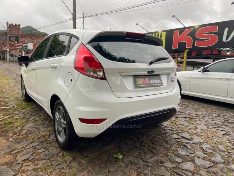 FORD - FIESTA - 2018/2019 - Branca - R$ 59.900,00