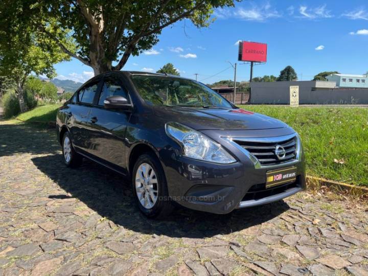 NISSAN - VERSA - 2018/2019 - Cinza - R$ 59.900,00