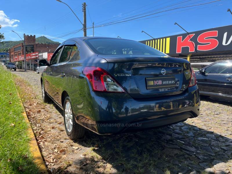NISSAN - VERSA - 2018/2019 - Cinza - R$ 59.900,00