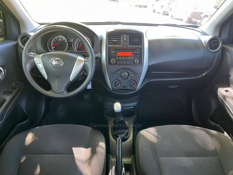 NISSAN - VERSA - 2018/2019 - Cinza - R$ 59.900,00