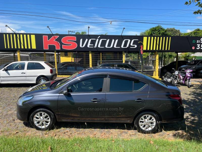 NISSAN - VERSA - 2018/2019 - Cinza - R$ 59.900,00