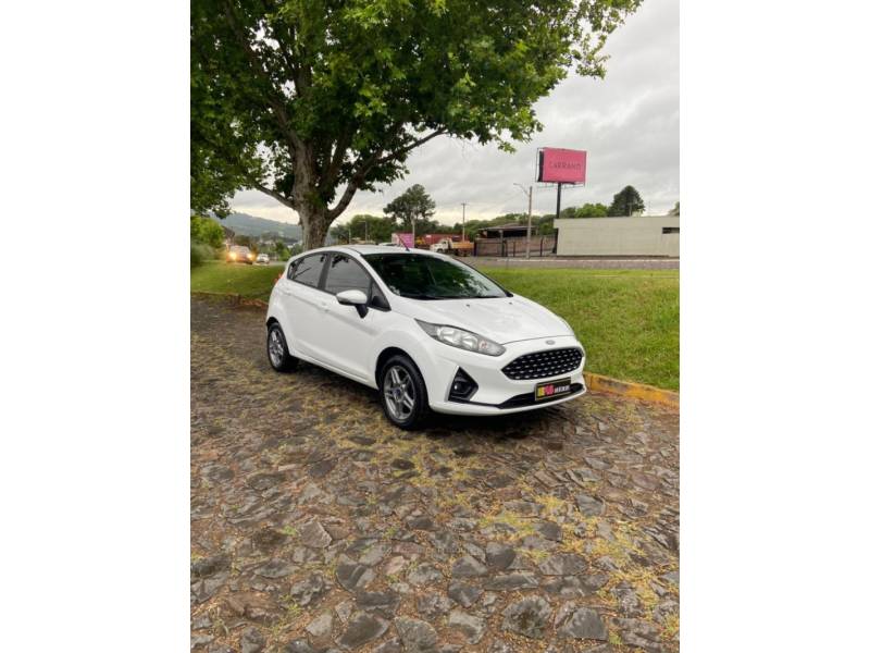 FORD - FIESTA - 2018/2019 - Branca - R$ 59.900,00