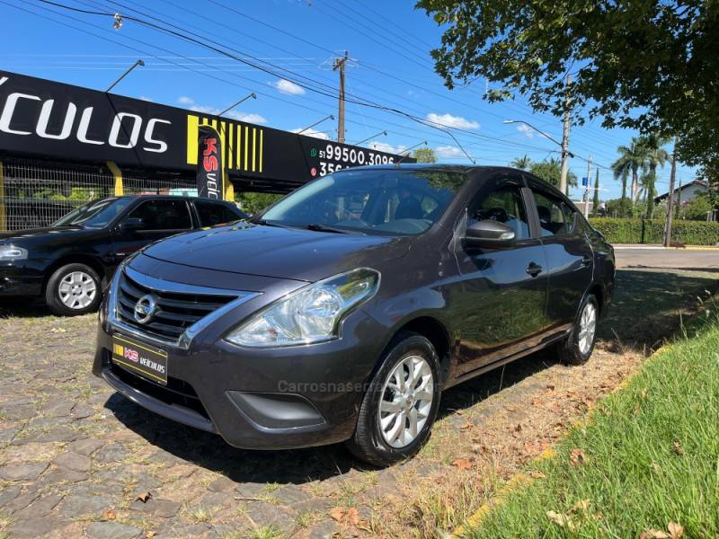 NISSAN - VERSA - 2018/2019 - Cinza - R$ 59.900,00